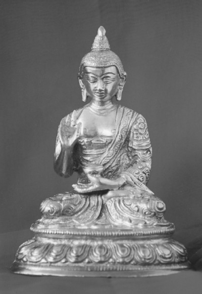 Une statue d'argent du Bouddha se transforme en statue d'or