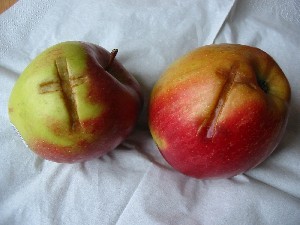 Signes de croix sur des pommes
